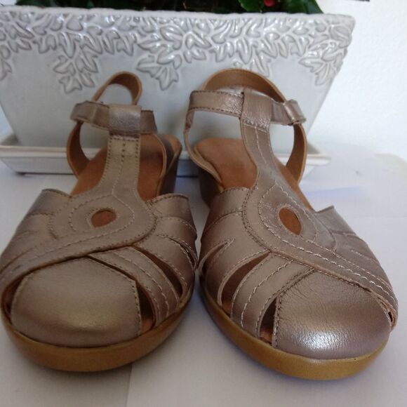 Easy Spirit Leather Metallic Tan 1.5” Sandals - Picture 4 of 7